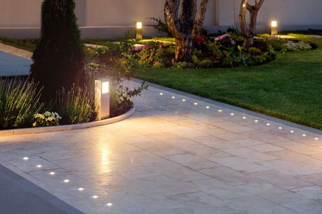 Walkway holiday lighting